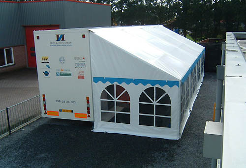 Truck met hospitality tent